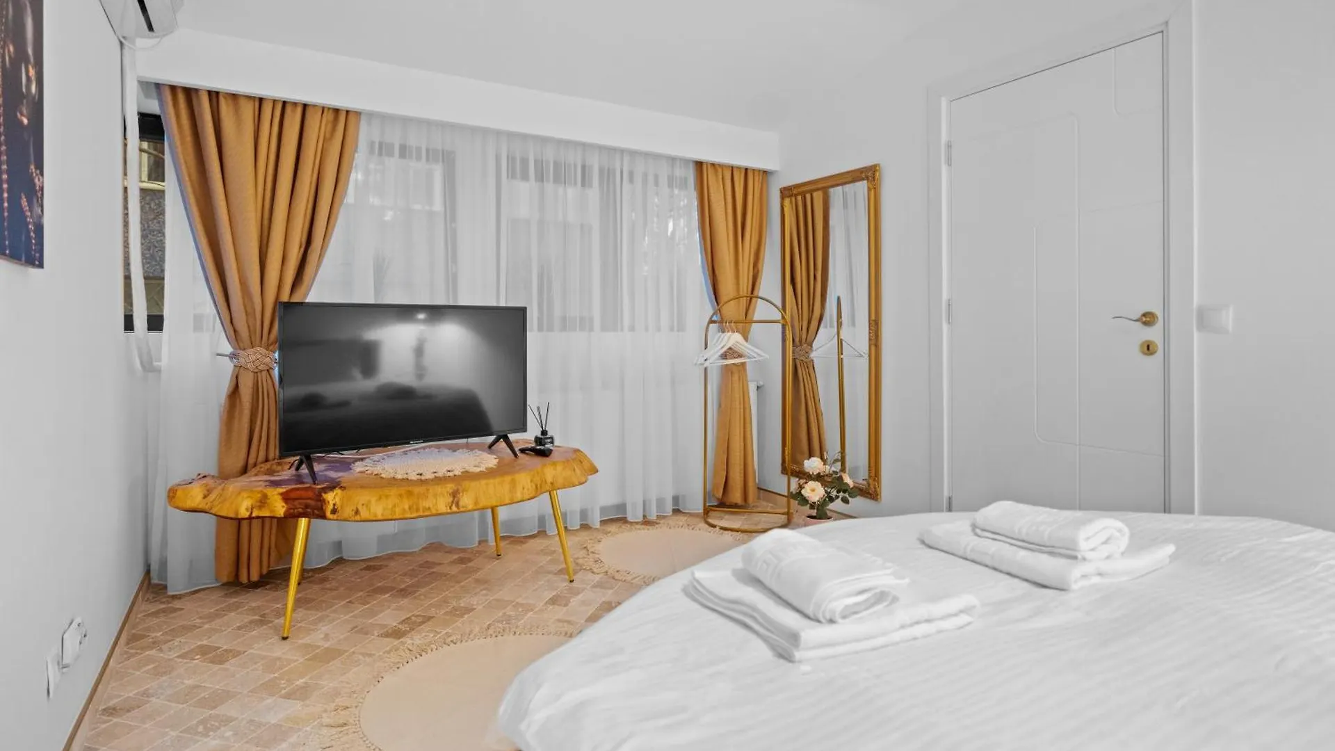 Santorini White Experience Apartment Bucharest