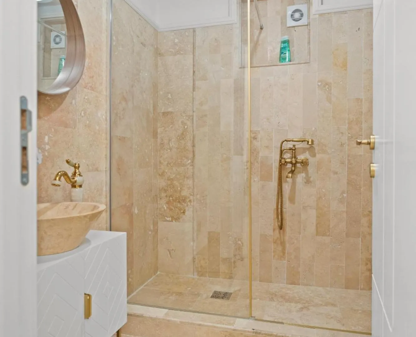 Santorini White Experience Apartment Bucharest